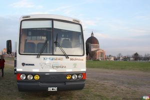 A la izquierda el Río Parana, a la derecha la Iglesia